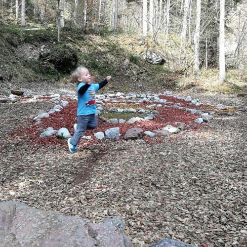 Weitsprung im Wald