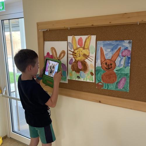 Gesichter im Schulhaus