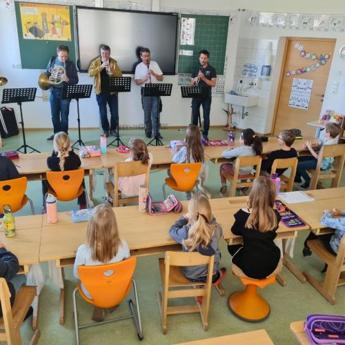 Instrumente für Bläserklasse