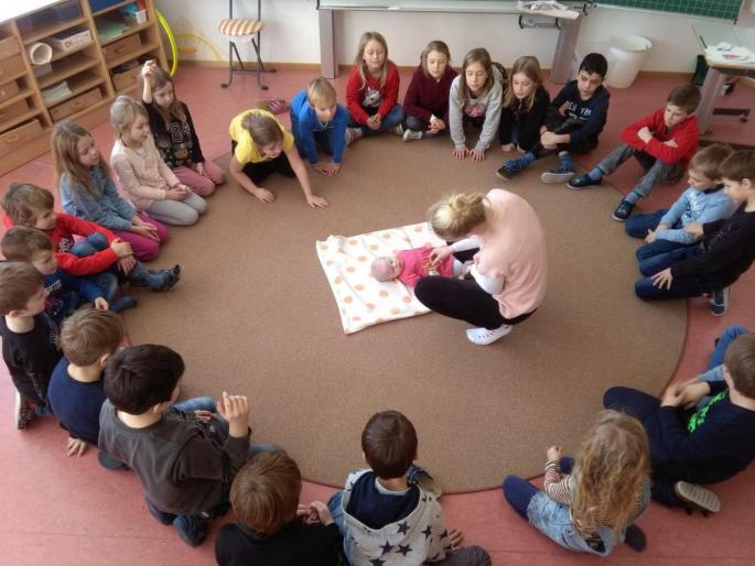 © VS Scheffau Kinder der 2. und 3. Schulstufe beim Babywatching mit Angelika und Baby Lisa