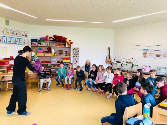 © VS Scheffau Teresa Waas zu Besuch in der ersten Klasse