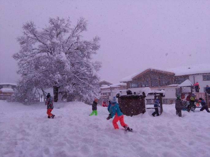 Winterliche Verhältnisse während der Pause, Kinder spielen im Schnee, Spielgeräte versinken im Schnee