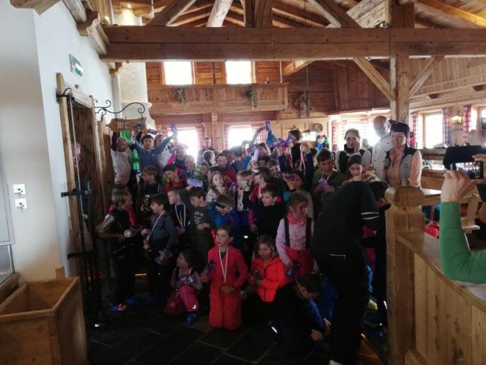 © VS Scheffau erfolgreiche Sportler beim Schülerschirennen, Preisverteilung in der Tanzbodenalm