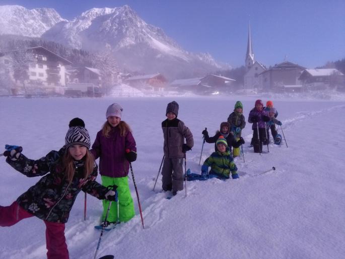 SchülerInnen der 2. Stufe beim Sportunterricht im Freien, Schneeschuhwandern rund ums Haus der Kinder in Scheffau