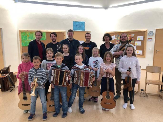 Musiklehrer der LMS Söllandl mit Musikschülern der VS Scheffau