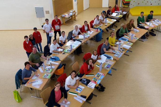 © Jugendrotkreuz Aktion Bücher einbinden des ÖJRK