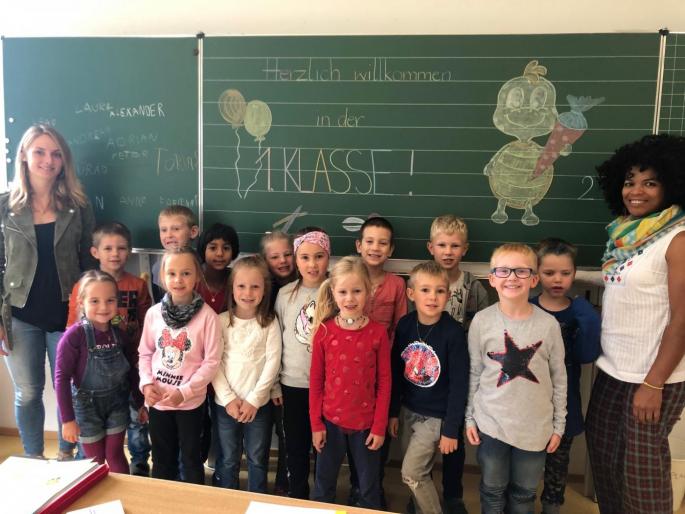© VS Scheffau 1. Klasse VS Scheffau mit Lehrerin und Assistenz