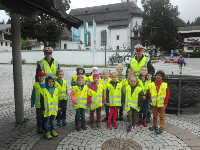 © VS Scheffau Erste Klasse mit Polizei - sicherer Schulweg