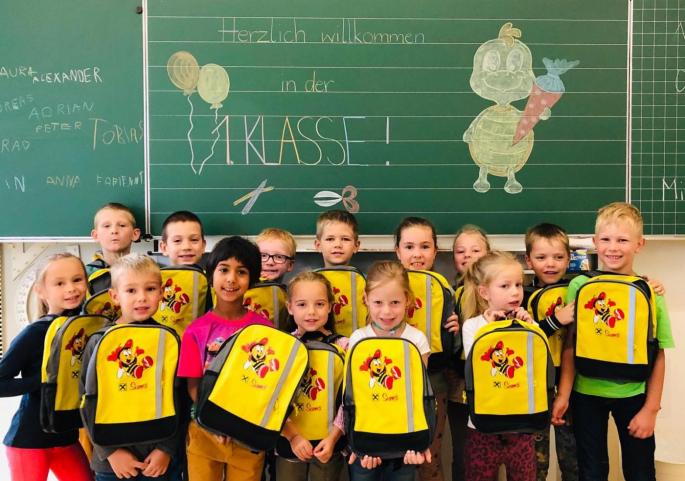 © VS Scheffau Erste Klasse mit Sumsirucksäcken von der Raiffeisenbank