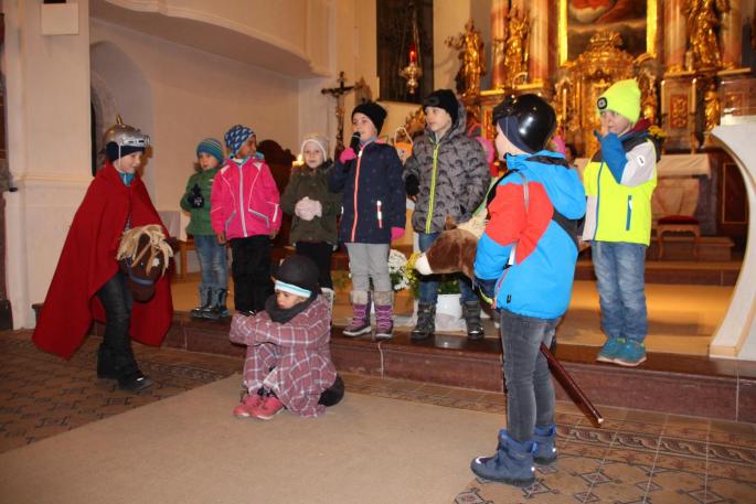 Kinder der ersten Stufe bei der Martinsgeschichte in der Kirche