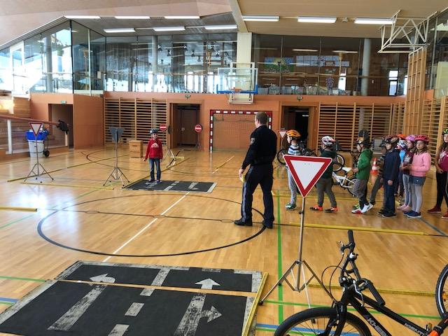 © VS Scheffau 4.Stufe beim Training für die Radfahrprüfung