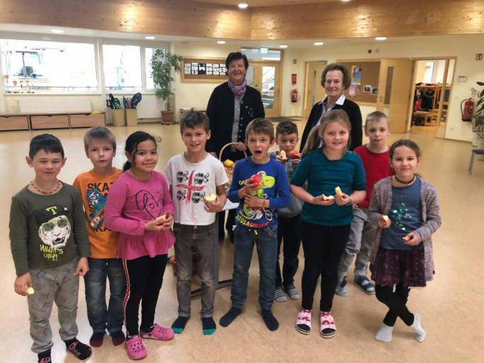 Tag des Apfels, Kinder beim Apfel essen