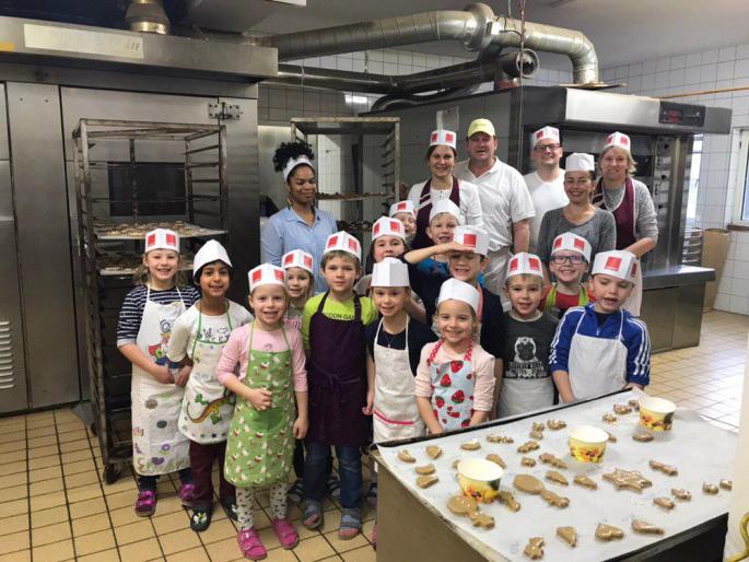 © VS Scheffau 1. Stufe beim Kekse backen in der Bäckerei Gschwendtner